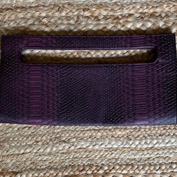 3/$25 Sale!  “LIke New" Woman Bag Giannini Clutch - Picture 2 of 3